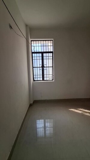 Room in 1.5 BHK Apartment at Sector 10 Greater Noida – for Sale