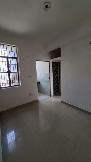 Room in 1.5 BHK Apartment at Sector 10 Greater Noida – for Sale
