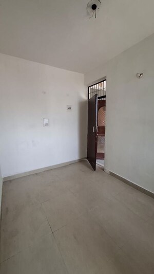Room in 1.5 BHK Apartment at Sector 10 Greater Noida – for Sale