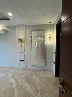 Room in 4 BHK Builder Floor at Sushant Lok I – for Rent