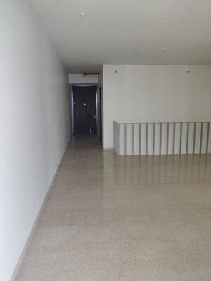 Room in 3 BHK Apartment at Oberoi Maxima, Andheri East – for Rent