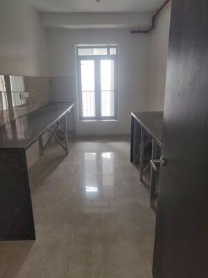 Room in 3 BHK Apartment at Oberoi Maxima, Andheri East – for Rent