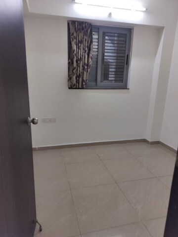 Room in 1.5 BHK Apartment at Amanora Future Towers, Hadapsar – for Rent