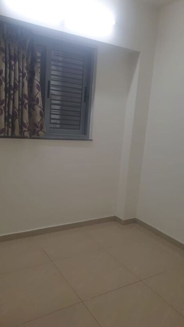 Room in 1.5 BHK Apartment at Amanora Future Towers, Hadapsar – for Rent