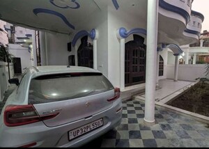 Parking in 3 BHK Villa at Gomti Nagar – for Rent