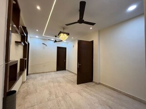 Room in 3 BHK Builder Floor at Sushant Lok I – for Rent