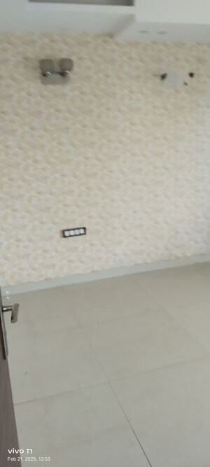 Room in 4 BHK Builder Floor at Aradhya Homes, Sector 67a – for Rent