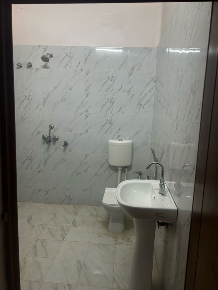 Bathroom, alopi bagh 3 Bedroom 180 Sq.Yd. Independent House In Alopi Bagh Allahabad 9820851