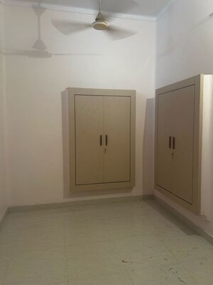 Room in 3 BHK Independent House at Alopi Bagh – for Rent