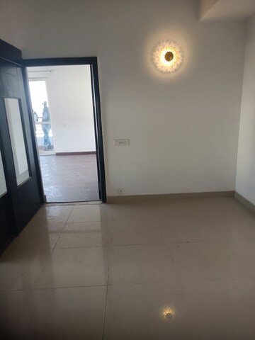 Room in 2 BHK Apartment at Jaypee Garden Court, Sector 128 – for Rent