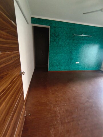 Furnished Amenities in 3.5 BHK Apartment at Aims Golf City, Sector 75 – for Rent