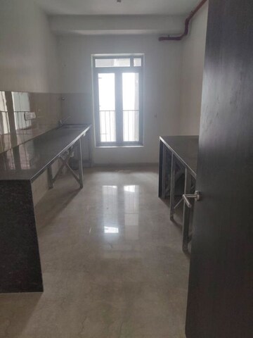 Room in 3 BHK Apartment at Oberoi Maxima, Andheri East – for Rent