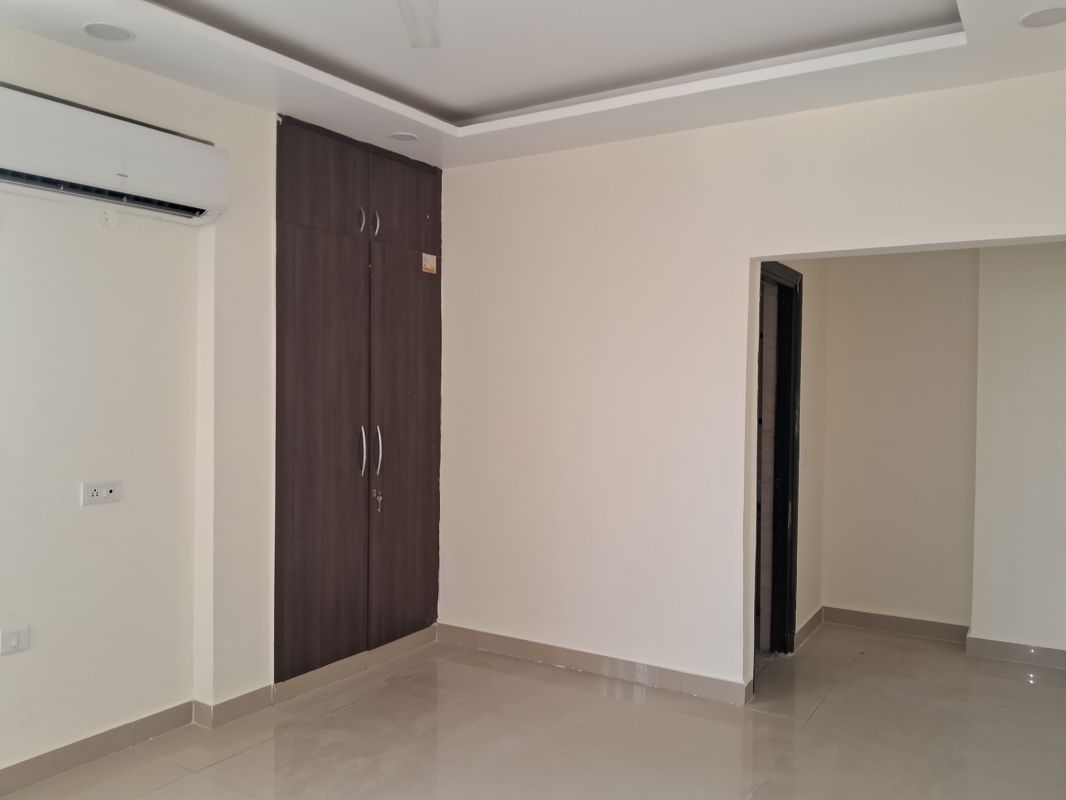 3.5 BHK + Servant Room Apartment For Sale in M R Platinum 321