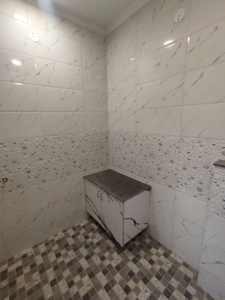 Bathroom, sector 21d 3.5 Bedroom 1400 Sq.Ft. Builder Floor In Sector 21d Faridabad 9821582