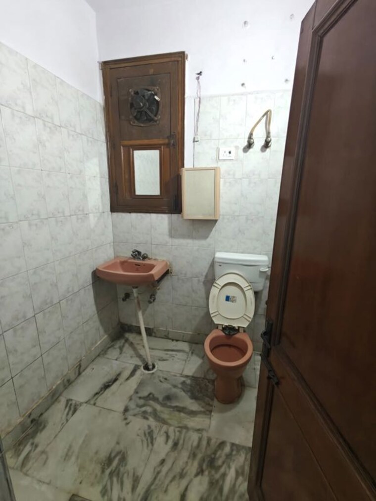 Bathroom, maya-homes 3 Bedroom 1350 Sq.Ft. Builder Floor In Indrapuram Ghaziabad 9822180