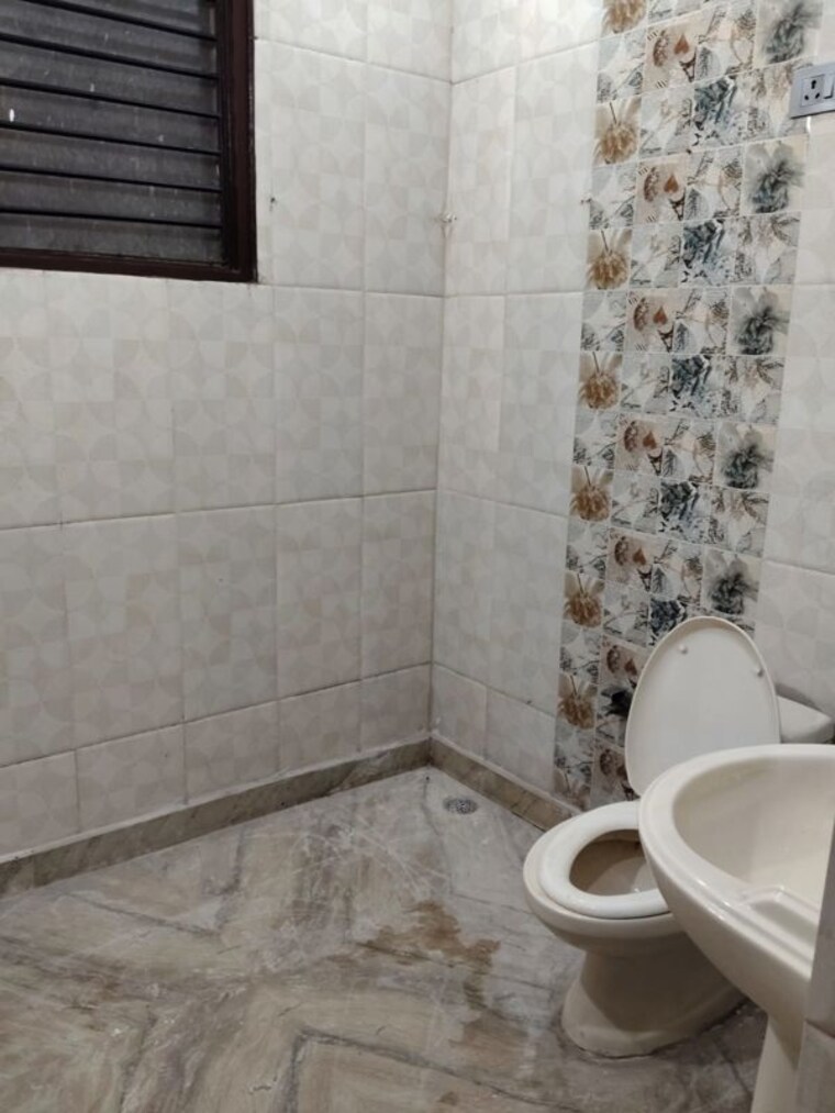 Bathroom, green fields colony 3 Bedroom 1700 Sq.Ft. Builder Floor In Green Fields Colony Faridabad 9822708