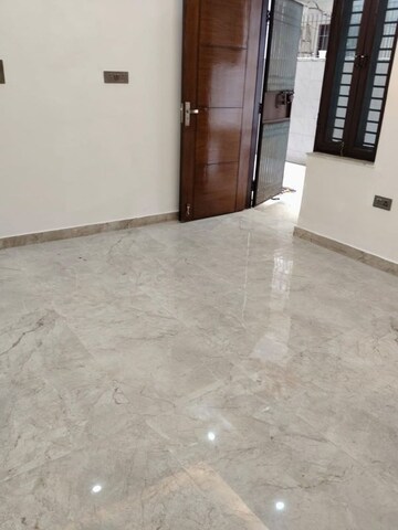 Room in 3 BHK Builder Floor at Green Fields Colony – for Rent