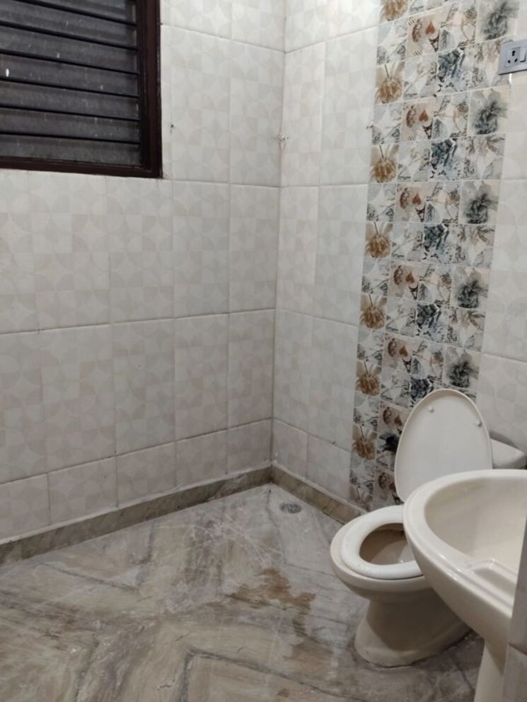 Bathroom, green fields colony 3 Bedroom 1755 Sq.Ft. Builder Floor In Green Fields Colony Faridabad 9822775