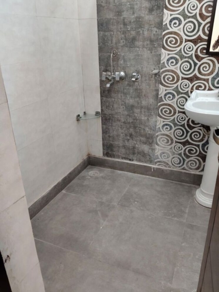 Bathroom, green fields colony 3 Bedroom 1765 Sq.Ft. Builder Floor In Green Fields Colony Faridabad 9822777