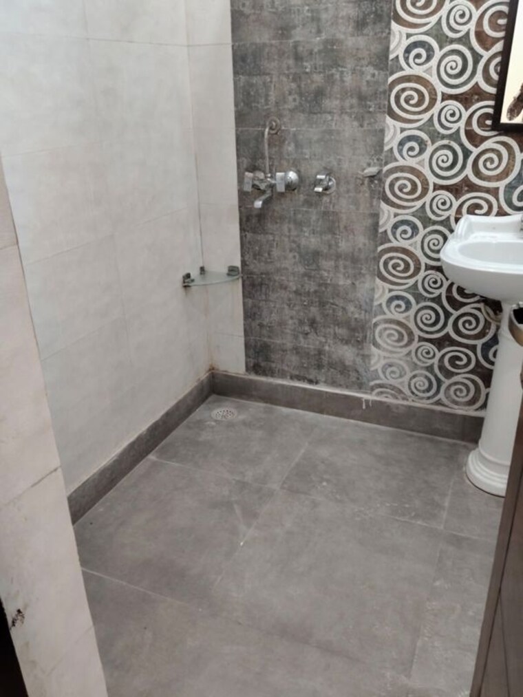 Bathroom, green fields colony 3 Bedroom 1880 Sq.Ft. Builder Floor In Green Fields Colony Faridabad 9822811