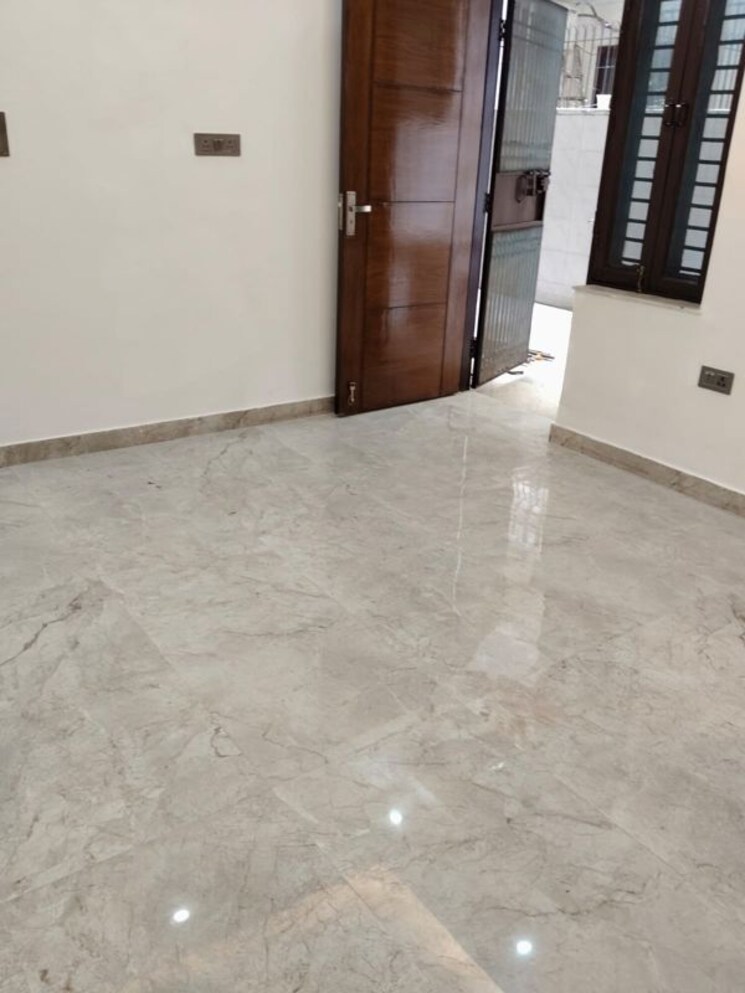 Room, green fields colony 3 Bedroom 1900 Sq.Ft. Builder Floor In Green Fields Colony Faridabad 9822824