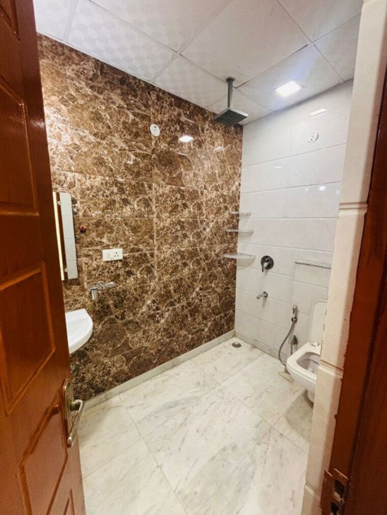 Bathroom, sector 46 3 Bedroom 1800 Sq.Ft. Builder Floor In Sector 46 Gurgaon 9823006