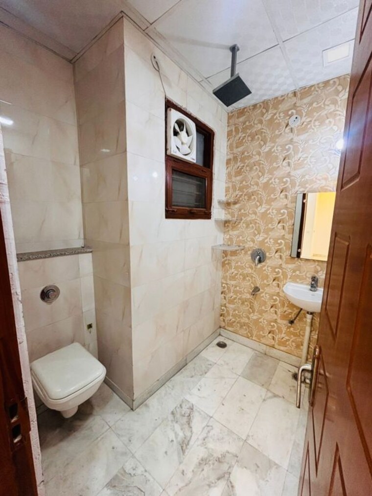 Bathroom, sector 46 3 Bedroom 1800 Sq.Ft. Builder Floor In Sector 46 Gurgaon 9823006