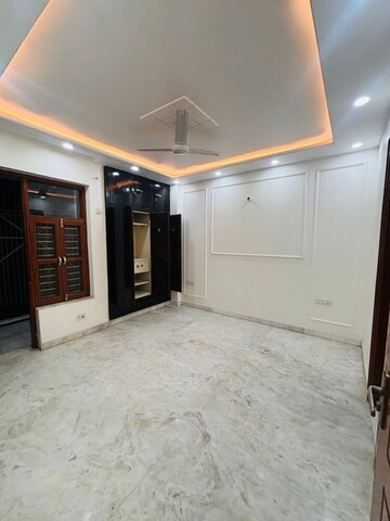 Room in 3 BHK Builder Floor at Sector 46 – for Rent