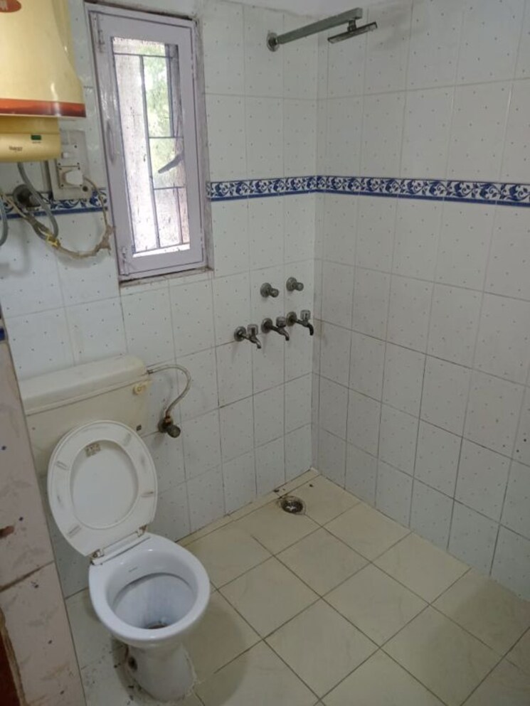 Attached Bathroom, sector 11 dwarka 2 Bedroom 1200 Sq.Ft. Apartment In Sector 11 Dwarka Delhi 9823585