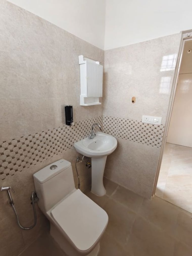 Bathroom, malwa-escon-primera 3 Bedroom 1900 Sq.Ft. Apartment In International Airport Road Zirakpur 9823619
