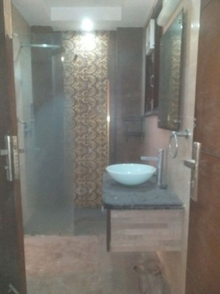 Bathroom, east patel nagar 3 Bedroom 1780 Sq.Ft. Builder Floor In East Patel Nagar Delhi 9823916