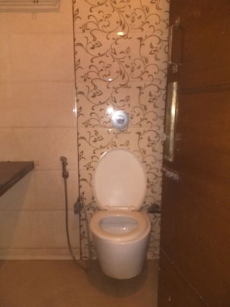 Bathroom, east patel nagar 3 Bedroom 1780 Sq.Ft. Builder Floor In East Patel Nagar Delhi 9823916