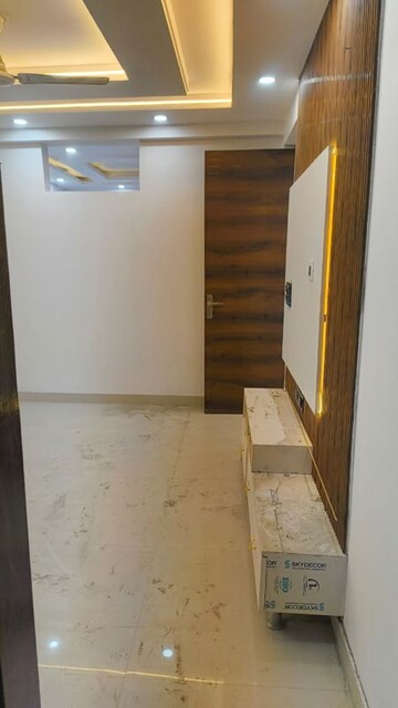 Room in 3 BHK Builder Floor at Janakpuri – for Rent