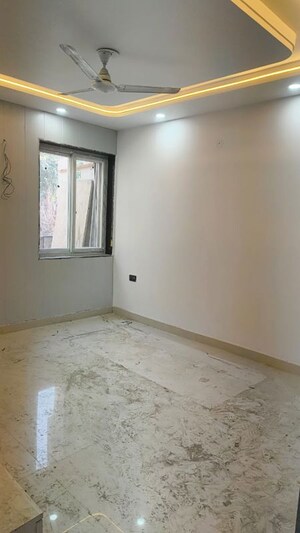 Room in 3 BHK Builder Floor at Janakpuri – for Rent