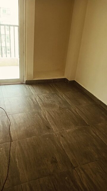 Room in 2.5 BHK Apartment at Gaur City 2 - 12th Avenue, Sector 16c Greater Noida – for Rent