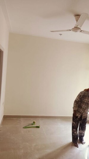 Room in 2.5 BHK Apartment at Gaur City 2 - 12th Avenue, Sector 16c Greater Noida – for Rent