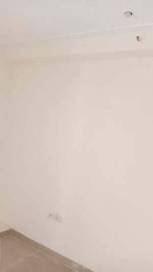 Room in 2.5 BHK Apartment at Gaur City 2 - 12th Avenue, Sector 16c Greater Noida – for Rent