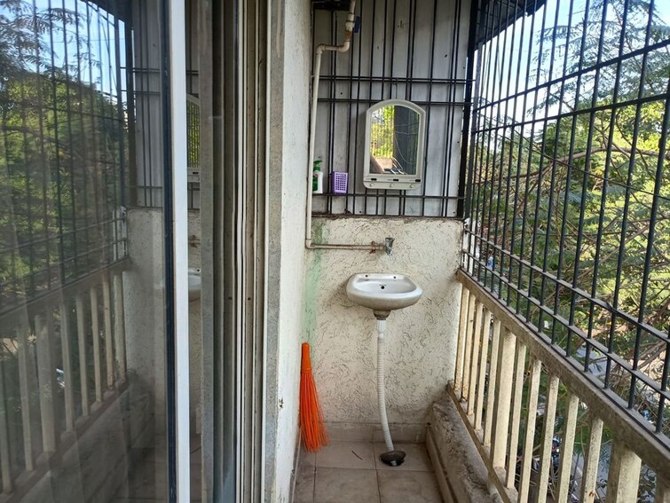 Balcony, naupada Commercial Office Space 200 Sq.Ft. In Naupada Thane 9824938