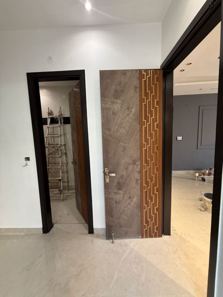 Room, south extension 3 Bedroom 137 Sq.Yd. Builder Floor In South Extension Delhi 9825121