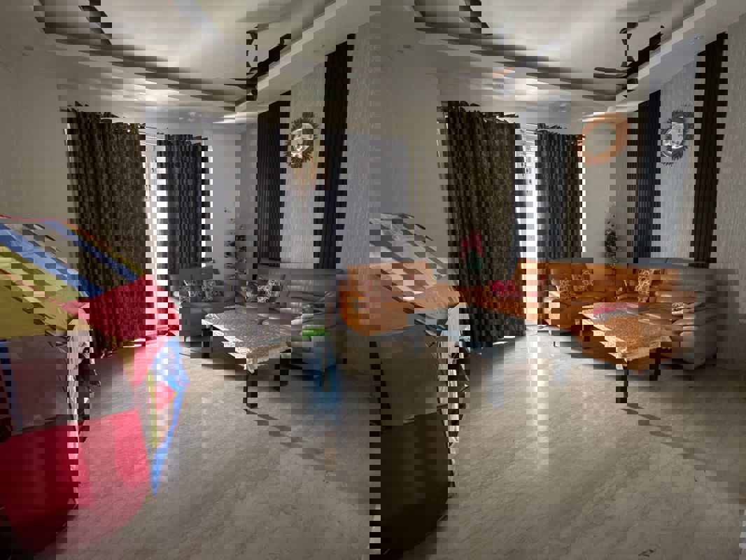 5 BHK + Servant Room,Extra Room Apartment For Rent in Prateek Edifice