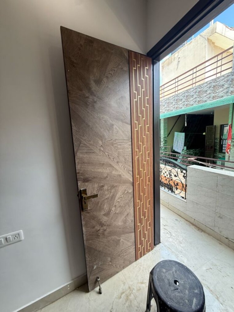 Balcony, south extension 3 Bedroom 149 Sq.Yd. Builder Floor In South Extension Delhi 9825133