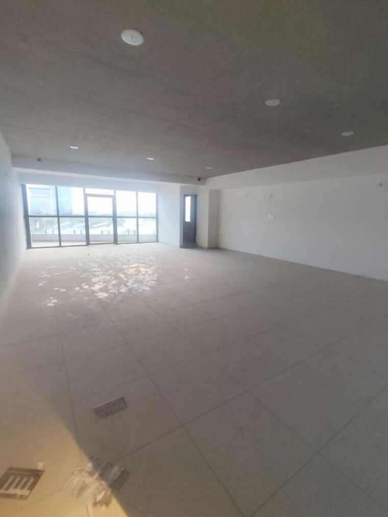 Room, bodakdev Commercial Office Space 550 Sq.Ft. In Bodakdev Ahmedabad 9825228