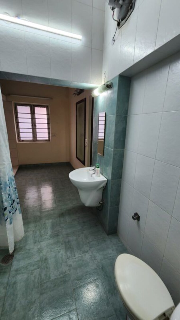 Bathroom, greater kailash 3 Bedroom 1800 Sq.Ft. Builder Floor In Greater Kailash Delhi 9825401
