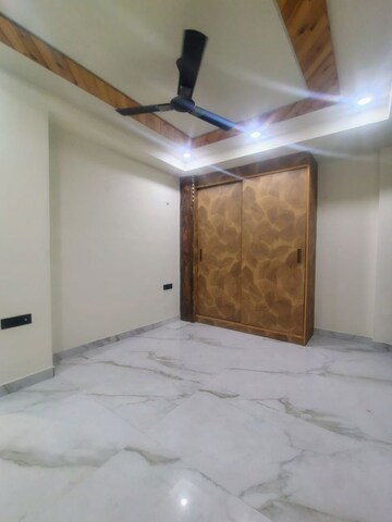 Room in 3 BHK Builder Floor at Sector 46 – for Rent