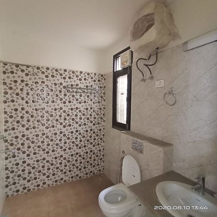 Bathroom, unitech-south-city-ii 4 Bedroom 500 Sq.Yd. Builder Floor In Sector 50 Gurgaon 9825590