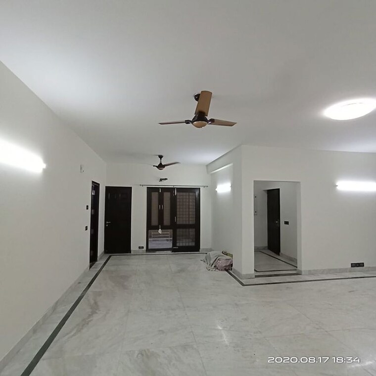 Room, unitech-south-city-ii 4 Bedroom 500 Sq.Yd. Builder Floor In Sector 50 Gurgaon 9825590