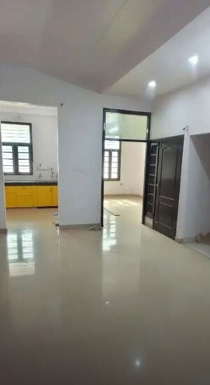 Room in 2 BHK Apartment at Hazratganj – for Rent