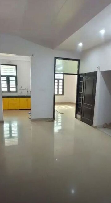 Room in 2 BHK Apartment at Hazratganj – for Rent