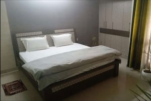 Bedroom in 2 BHK Apartment at Hazratganj – for Rent