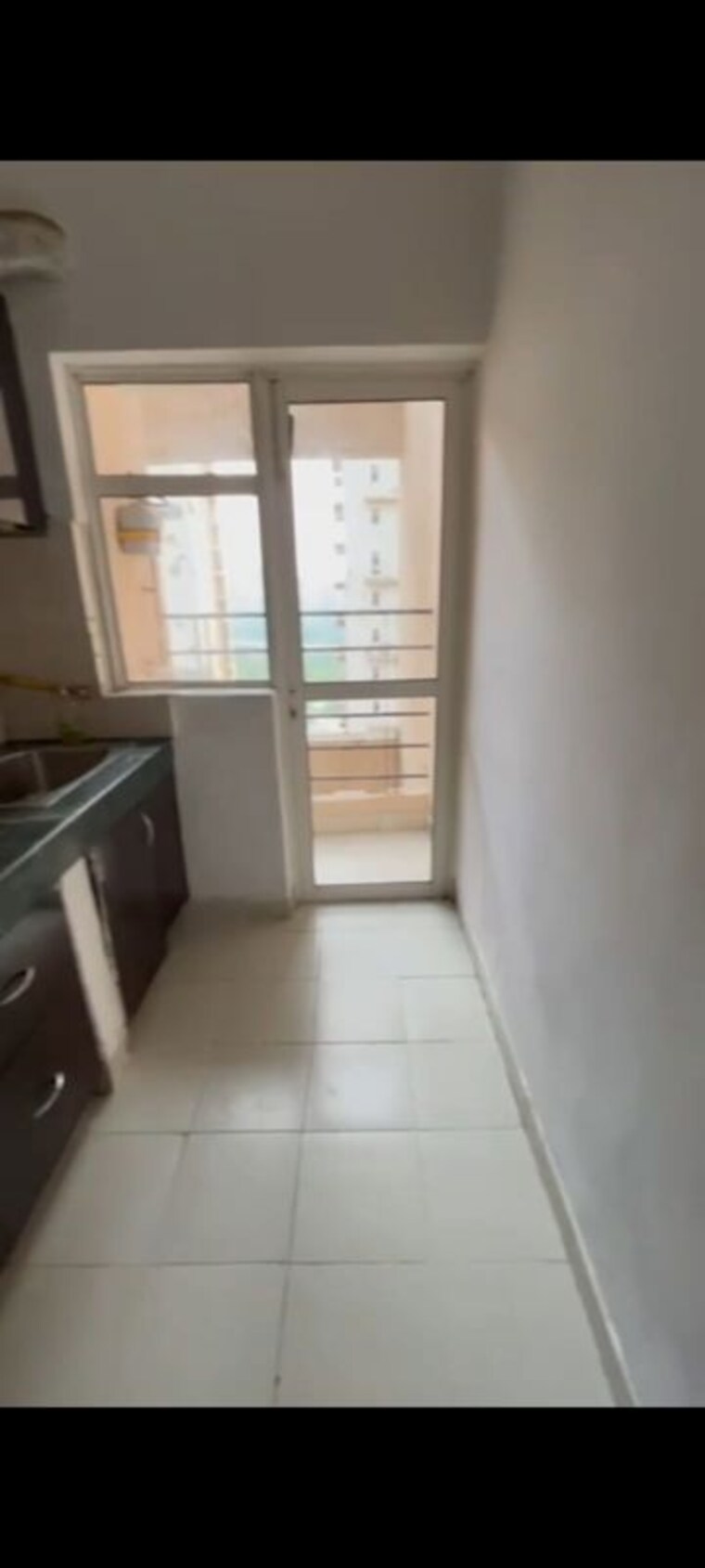 Kitchen, paras-tierea 3 Bedroom 1410 Sq.Ft. Apartment In Sector 137 Noida 9804228